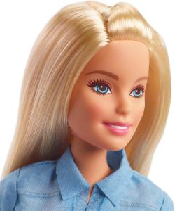 Image Coffret 10 Accessoires Barbie FWV25 Voyage - avec Poupée et Chien Valise, Caisse de Transport, Tenue et Autocollants