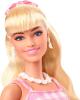 Image Pack Poupée Barbie HPJ96 Le Film Look Vintage Robe Vichy Rose Et Blanche, avec Collier De Marguerites