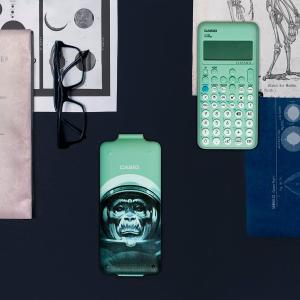Image Calculatrice CASIO FX-92 + Coque édition limitée - Singe Astronaute - Verte