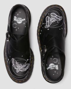 Image Dr. Martens Quad Celestial Moth - Chaussures Plateformes Mixte à Broderies et à Bride Monk - Plusieurs Coloris - 100% Cuir - Noir
