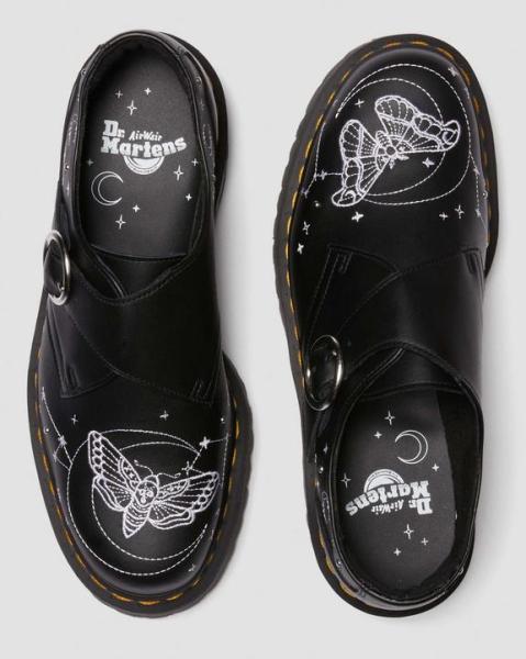 Image Dr. Martens Quad Celestial Moth - Chaussures Plateformes Mixte à Broderies et à Bride Monk - Plusieurs Coloris - 100% Cuir - Noir