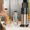 Image Sodastream Pack Métal Duo - Machine à Eau Pétillante + Carafe en verre 1L + Bouteille Métal 0,8L + Bouteille Fuse 1L + Recharge CO2 QuickConnect