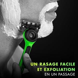 Image Rasoir Homme Gillette Labs Avec Barre Exfoliante, Édition Limitée Razer - 1 Manche - 1 Lame, Avec Socle Magnétique Premium - Noir