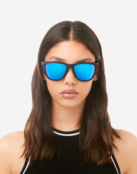 Image Lunettes de Soleil Hawkers One Raw Polarized Black Sky - Mixte à 18€