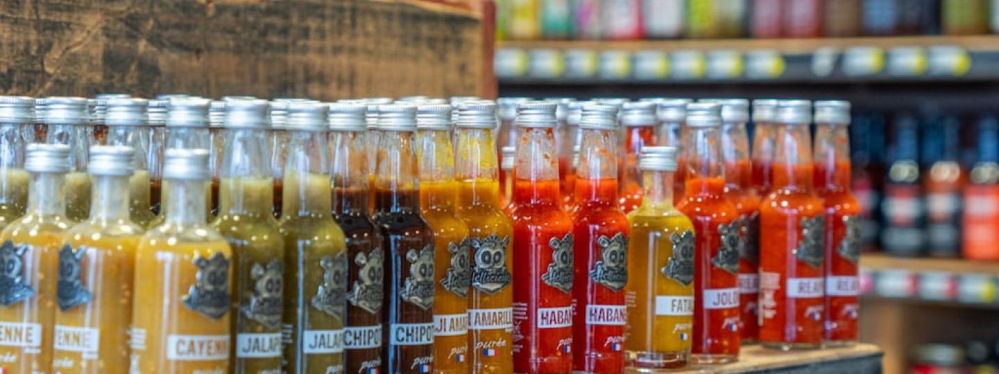 Image Sauces piquantes, piments et condiments du monde